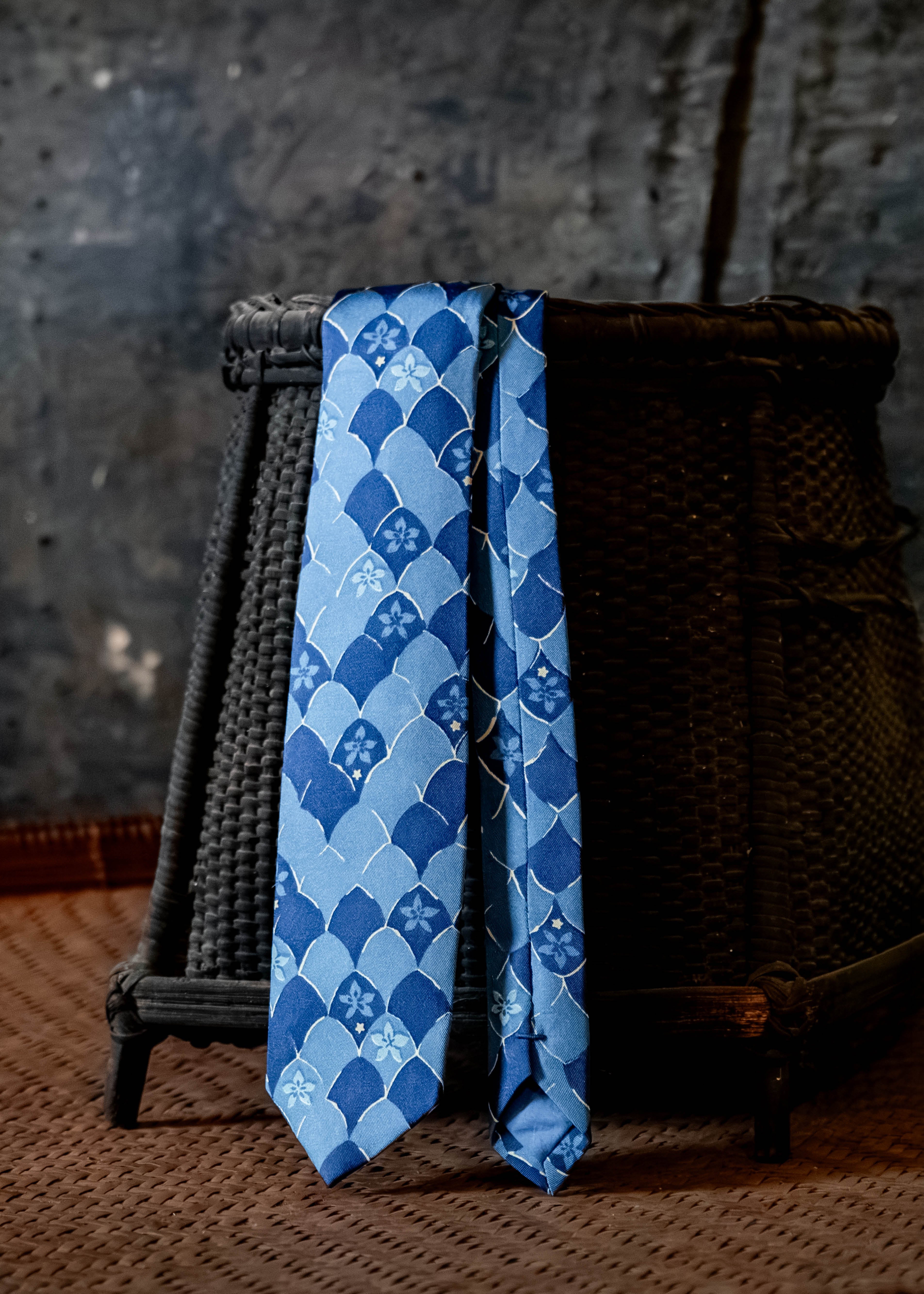 SLIM TIE - FEATHER TILES